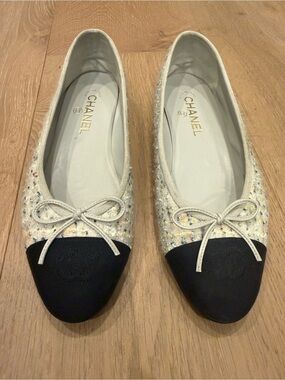 Chanel Tweed Ballet Flats in Ivory and Black - size 40